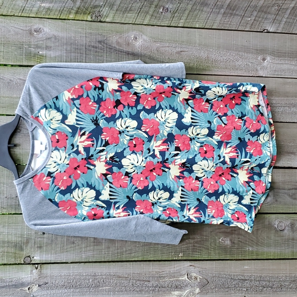 Beautiful Hawaiian print LulaRoe Randy